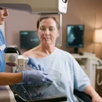 donna in procinto di fare una mammografia